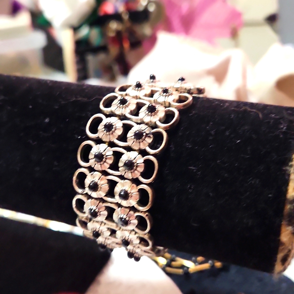 Elegant Black and Silver Floral Stretch Braclet